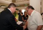 Promesę odbiera<br />Antoni Gromala<br />Wójt Gminy Nozdrzec